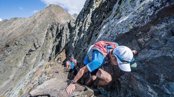 Beim Transalpine-Run werden Läufer manchmal auch zu Kletterern. Manfred Böck (rechts) und Michael Maier haben’s geschafft. FOTO:
