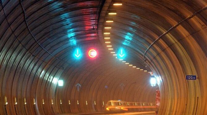 Im Rennsteigtunnel warnt ein neues System vor Geisterfahrern. Foto: Martin Schutt/Archiv