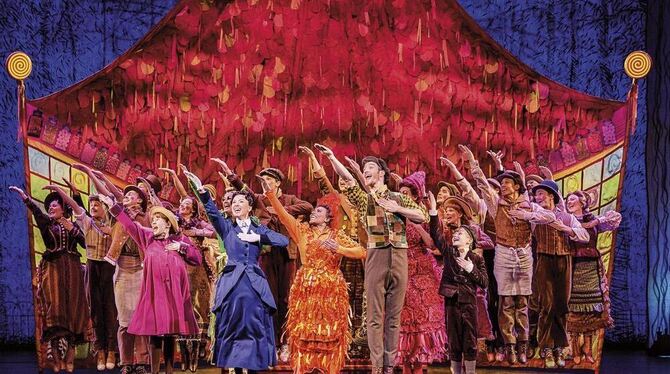 Tänzerischer Schwung bis zum Abheben: Mary Poppins (Elisabeth Hübert, vorne, 2. von links) hat die Banks-Kinder (Jenny Grace Hoh