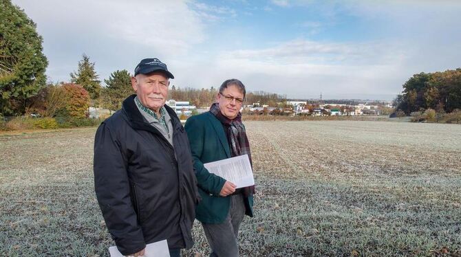 Betzingens Bezirksbürgermeister Thomas Keck (rechts) und Landwirt Werner Schaal wollen verhindern, dass der ökologisch wertvolle