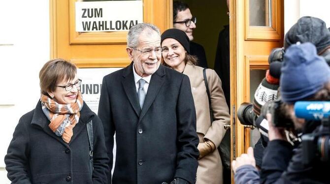 Alexander Van der Bellen kommt nach der Stimmabgabe an der Seite seiner Frau aus dem Wahllokal. Foto: Florian Wieser