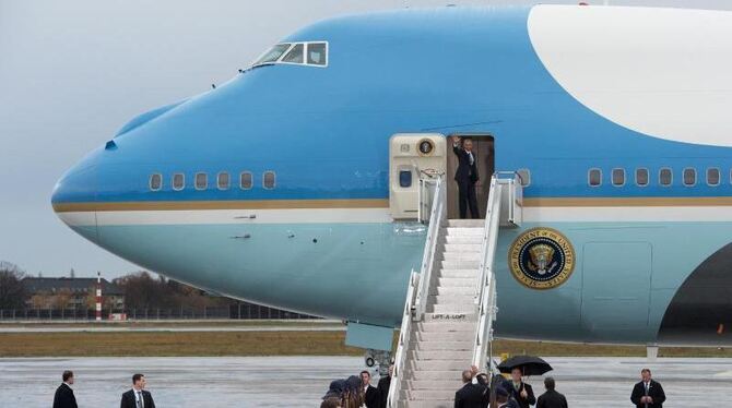 US-Präsident Obama beim Besuch in Berlin und einer der jetzigen 747-Jets, die seit den frühen 1990er Jahren den Präsidenten u