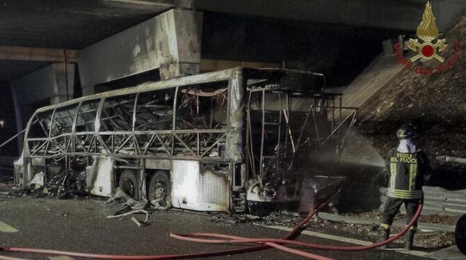 Der ausgebrannte Bus bei Verona. Bei dem schweren Busunfall auf der Autobahn 4 nahe der italienischen Stadt Verona sind nach Ang