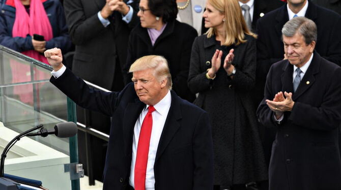 Der neue US-Präsident Donald Trump ballt seine Faust, nachdem er in Washington, USA, seine Eröffnungsrede nach seiner Vereidigun