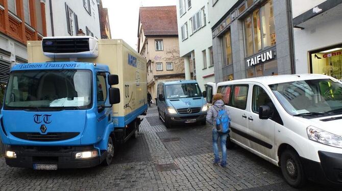 Verstopfte Fußgängerzone: Der Lieferverkehr in der Altstadt von Tübingen wird immer mehr zum Problem. ARCHIVFOTO: LENSCHOW
