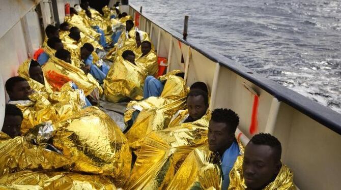 Flüchtlinge ruhen sich an Deck des Rettungsbootes »Golfo Azzurro« aus, nachdem sie vor der libyschen Küste gerettet wurden. F