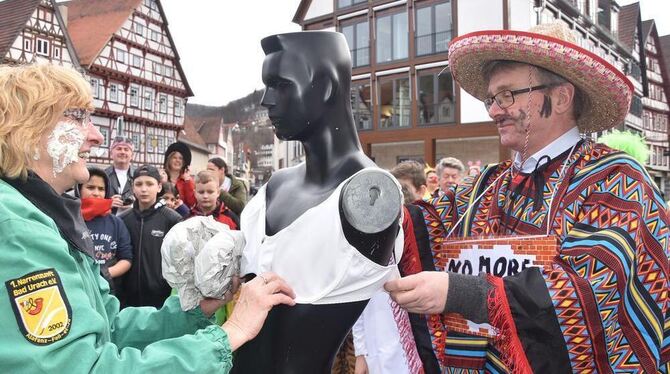 Bad Urachs Bürgermeister Elmar Rebmann (mit Sombrero) musste fachmännisch eine Schaufensterpuppe verkleiden.