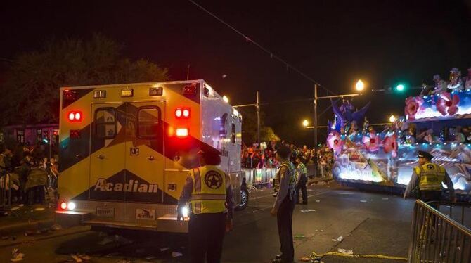 Polizisten und Rettungskräfte am Unfallort in New Orleans. Ein offensichtlich stark betrunkener Autofahrer war in die Zuschau