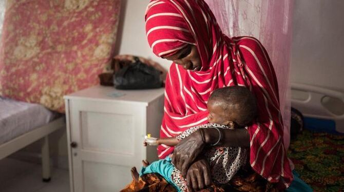 Eine Frau mit ihrer neun Monate alten Tochter im Krankenhaus in Garowe im Norden Somalias. Die 28-Jährige brachte das unterer