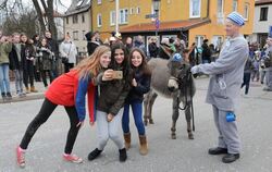 Drei Zicklein und ein Esel nebst närrischem Treiber: Selfie-Impression vom großen Rottenburger Ommzug für die Daheimgebliebenen.