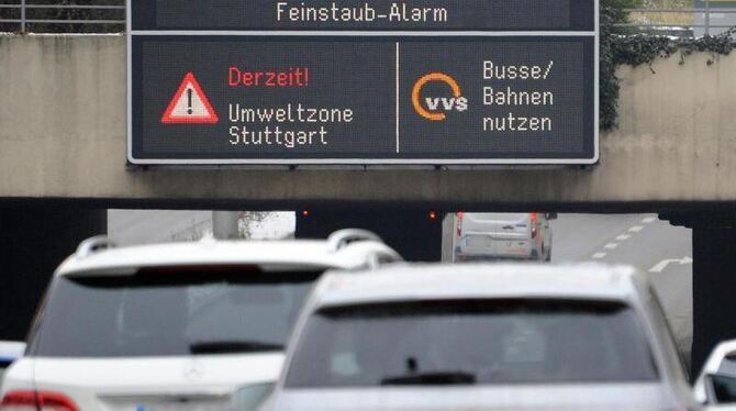 ARCHIV. Autos fahren in Stuttgart durch die Innenstadt unter einer Anzeige »Feinstaub Alarm«. Bundesweit gibt es rund 45 Million