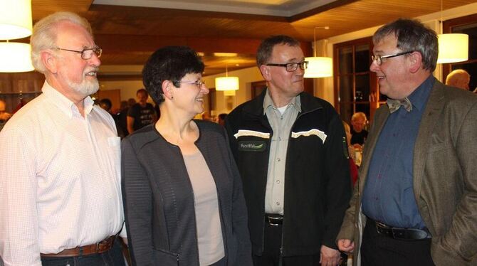 Gauwegmeister Gerhard Stolz (von links),  die stellvertretende Vorsitzende Doris Sautter, Forstdirektor Werner Gamerdinger und