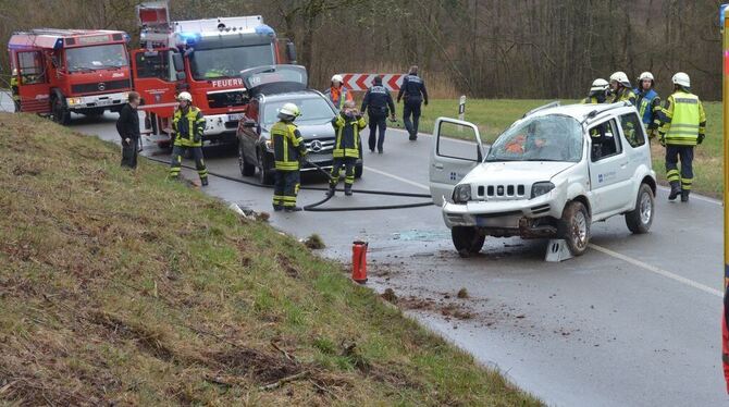 Auf die Böschung geraten und umgekippt – Verkehrsunfall im Dettinger Tal.
