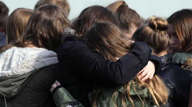Trost: Schüler umarmen sich bei der Gedenkfeier am Joseph-König-Gymnasium in Haltern am See. Foto: Ina Fassbender