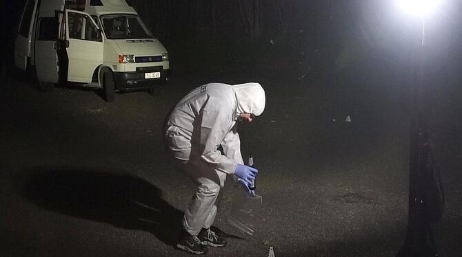 Mitarbeiter der Spurensicherung der Polizei untersuchen in Obersulm den Fundort der Leiche einer Frau.