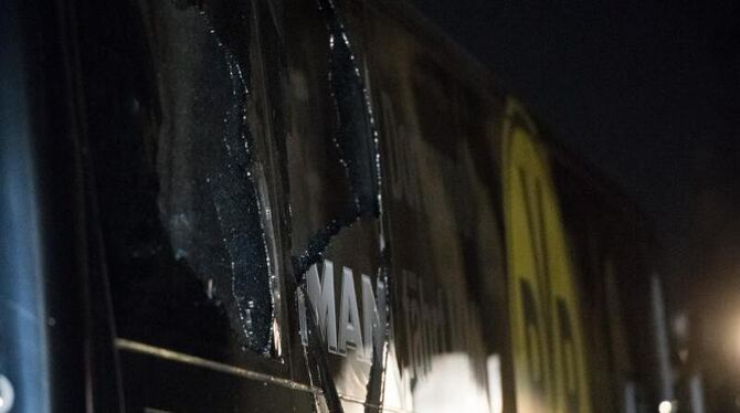Bei dem Anschlag wurden Scheiben des Mannschaftsbusses von Borussia Dortmund zerstört. Foto: Bernd Thissen
