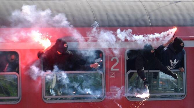 Fans des Fußball-Zweitligisten Karlsruher SC kommen in Stuttgart auf ihrem Weg zum Stadion mit dem Regionalzug an.