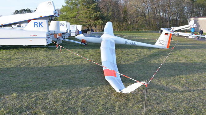 Das beschädigte Segelflugzeug nach der Landung auf dem Farrenberg.
