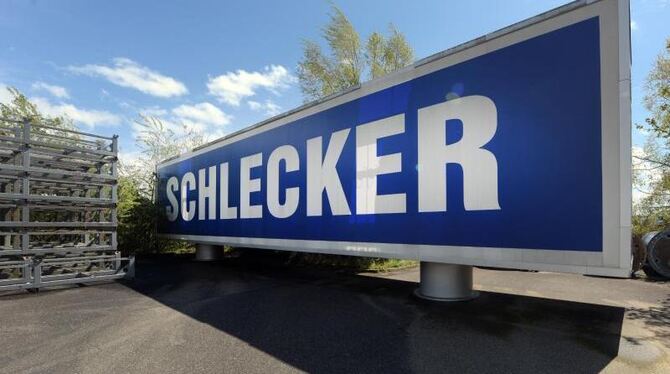Ein demontierter Schriftzug der Firma Schlecker liegt auf dem Gelände eines früheren Zentrallagers. Foto: Stefan Puchner