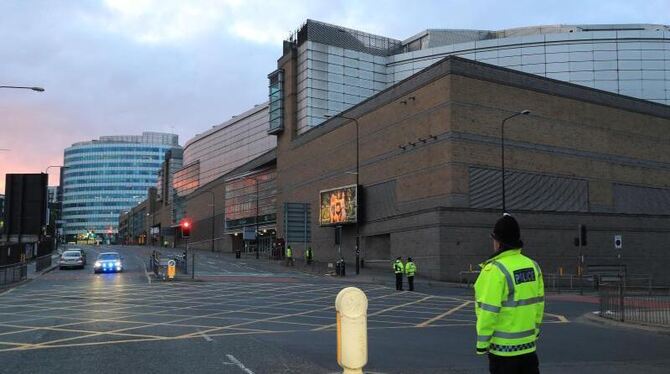 Polizisten riegeln bei Sonnenaufgang die Innenstadt von Manchester ab. Foto: Peter Byrne/PA Wire