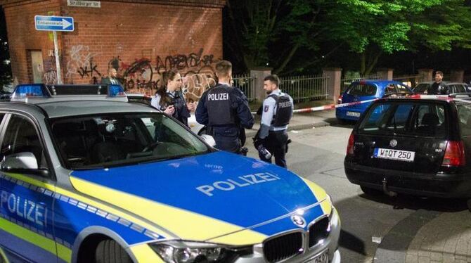 Polizisten sichern die Straße vor dem Wohnheim in Wuppertal. Foto: Marcel Kusch