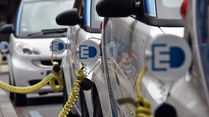 Elektrische Smarts von Car2Go am Ladekabel. Foto: Jens Kalaene