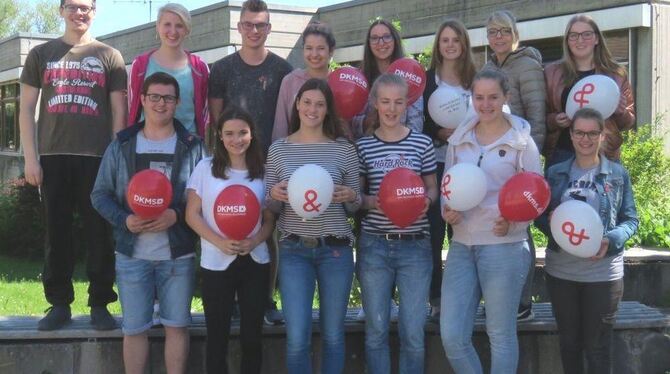 Schüler des Gymnasiums Gammertingen unterstützen die Deutsche Knochenmarkspenderdatei.  FOTO: PRIVAT