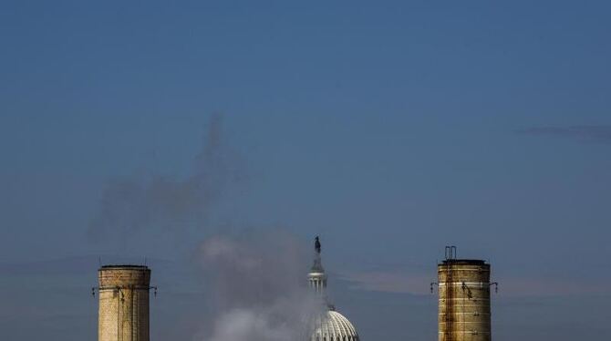 Die Kuppel des Kapitols in Washington ist hinter den Schornsteinen des Kapitol Kraftwerks, dem einzigen Kohlekraftwerk in der