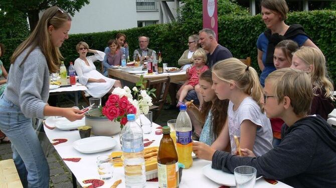 Familien nutzten die Gelegenheit der  bundesweiten Aktion »Tische auf die Straße« für ein gemeinsames Essen. Foto: GB