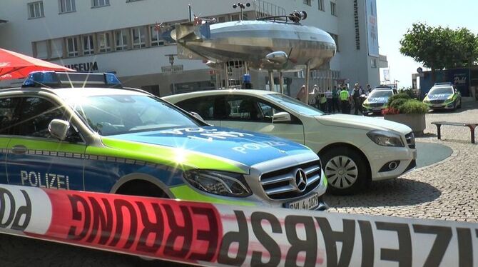 Die Polizei sperrt am 22.06.2017 in Friedrichshafen nach einer Bombendrohung den Platz um das Medienhaus am Hafen ab. Im Hinterg