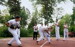 Die Jugendlichen aus Orschel-Hagen zeigten in einer mitreißenden  Capoeira-Show, dass sie in Sachen  Kondition und Akrobatik ext