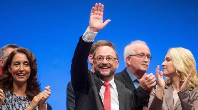 SPD-Kanzlerkandidat und Parteichef Martin Schulz winkt zu Beginn des Sonderparteitags den Delegierten zu. Foto: Jonas Güttler