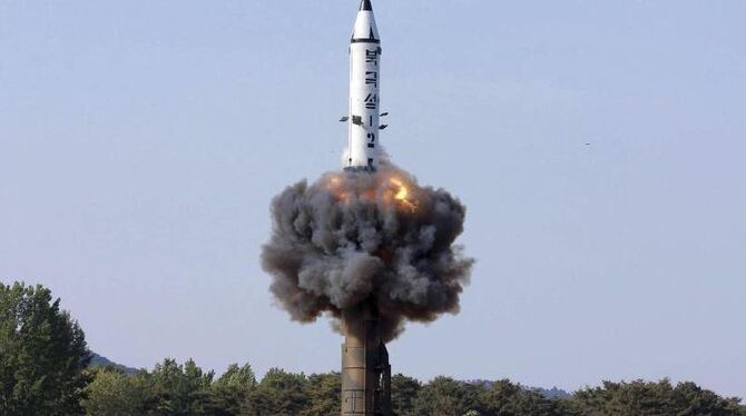 Die von der Regierung Nordkoreas verbreitete und undatierte Aufnahme zeigt den Start einer »Pukguksong-2«-Rakete. Foto: KCNA