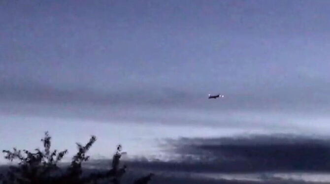 Ein Flugzeug von Korean Air am Himmel über Maichingen. Wegen eines unterbrochenen Funkkontakts haben zwei Bundeswehrjets diese k