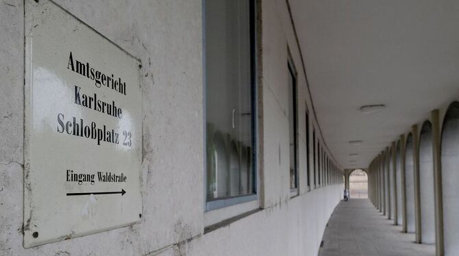 Ein Hinweisschild des Amtsgerichts Karlsruhe ist in Karlsruhe zu sehen.