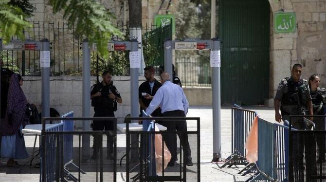 Sicherheitsschleuse mit Metall-Detektoren am Tempelberg in Jerusalem. Israel beschränkt den Zugang zu der für Juden wie Musli