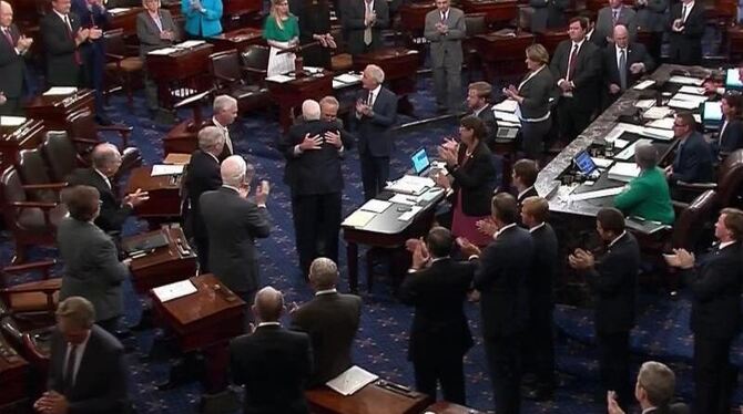 US-Senator John McCain wird in Washington (USA) auf den Capitol Hill vor einer Sitzung des US-Senats zur Abschaffung von "Oba