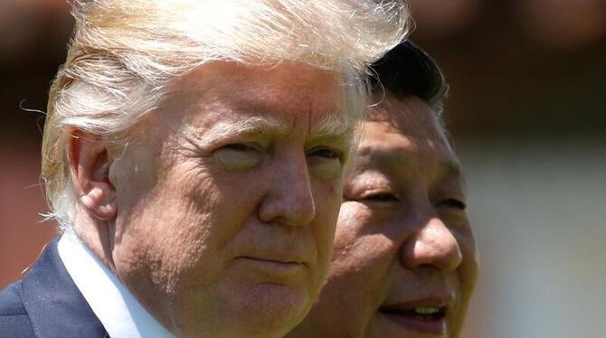 US-Präsident Donald Trump und Chinas Staatschef Xi Jinping nach einem bilateralen Treffen in Trumps Domizil Mar-a-Lago. Foto:
