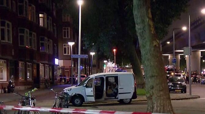 Der verdächtige Kleinlaster in der Nähe des Veranstaltungsortes in Rotterdam. Foto: Uncredited/RTL