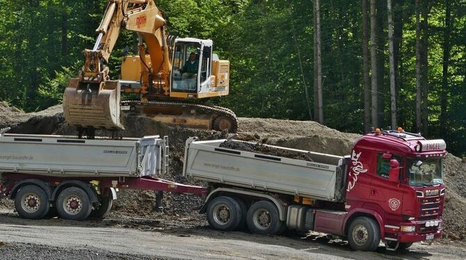 Lastwagen um Lastwagen transportieren 27000 Tonnen Elektroofenschlacke ab. FOTO: CZAPALLA