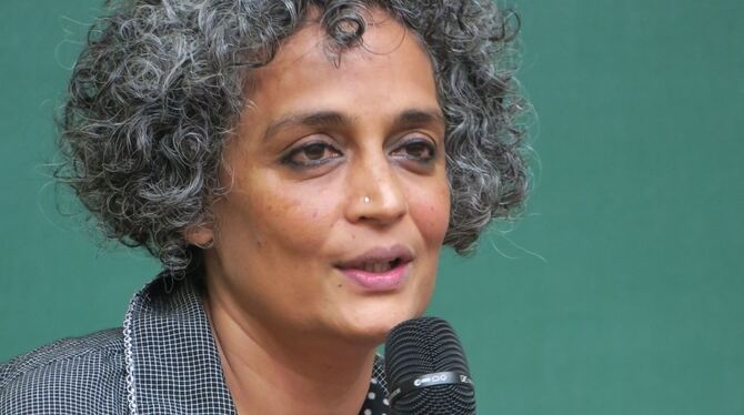 Selbstbewusst, überlegt und bestimmt: Arundhati Roy in Tübingen.