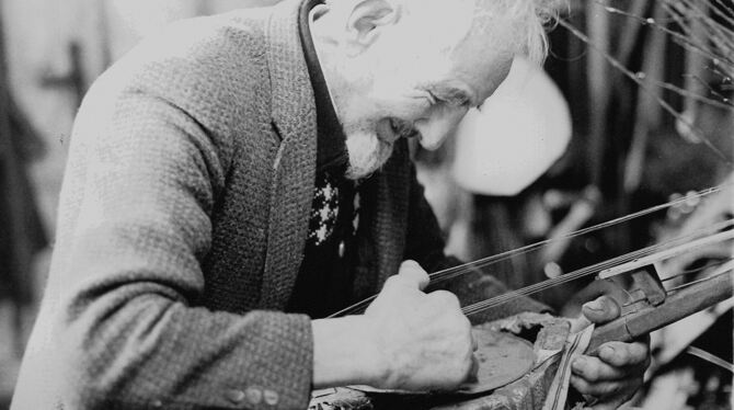 Gustav Mesmer mit einem seiner Instrumente. FOTO: GUSTAV MESMER STIFTUNG