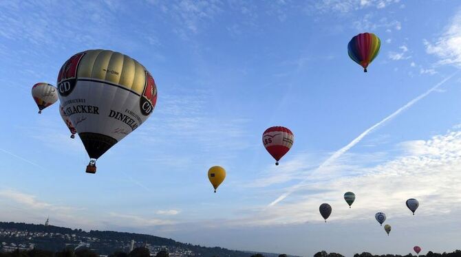 Beim 11. Internationalen GermanCup für Heißluftballone starten viele Heißluftballone in den Himmel.