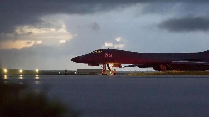 Ein Langstreckenbomber vom Typ Rockwell B-1 wird der auf dem Andersen Air Force Stützpunkt auf der Insel Guam startbereit gem