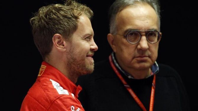 Ferrari-Chef Sergio Marchionne (r) und Sebastian Vettel beim Gespräch. Foto: Antonio Calanni