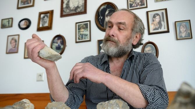 Josef Strzempek, Hobbyarchäologe und Mitbetreiber des Heimatmuseums in Gechingen zeigt seine archöologischen Fundstücke.