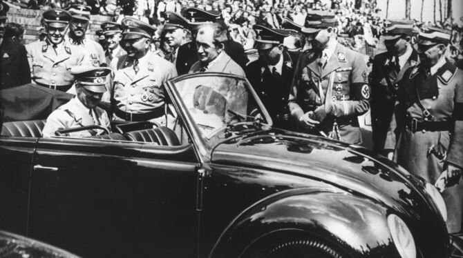 Adolf Hitler begutachtet auf der Rückbank sitzend den ersten Wagen vom Typ Käfer, der 1936 bei der "Gesellschaft zur Vorbereitun