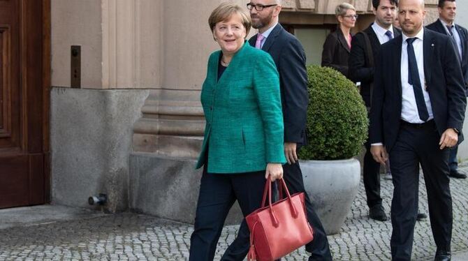 Merkel und Tauber auf dem Weg zu den Sondierungsgesprächen: Der CDU-Generalsekretär rief Union, FDP und Grüne auf, sich in de