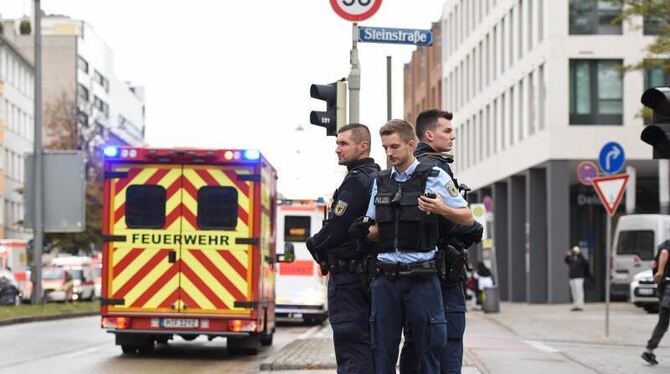Polizisten stehen in der Nähe des Rosenheimer Platzes in München. Foto: Andreas Gebert