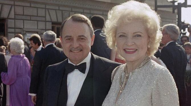 John Hillerman und Betty White (»Golden Girls«) 1985 bei der Emmy-Verleihung in Pasadena. Foto: Liu